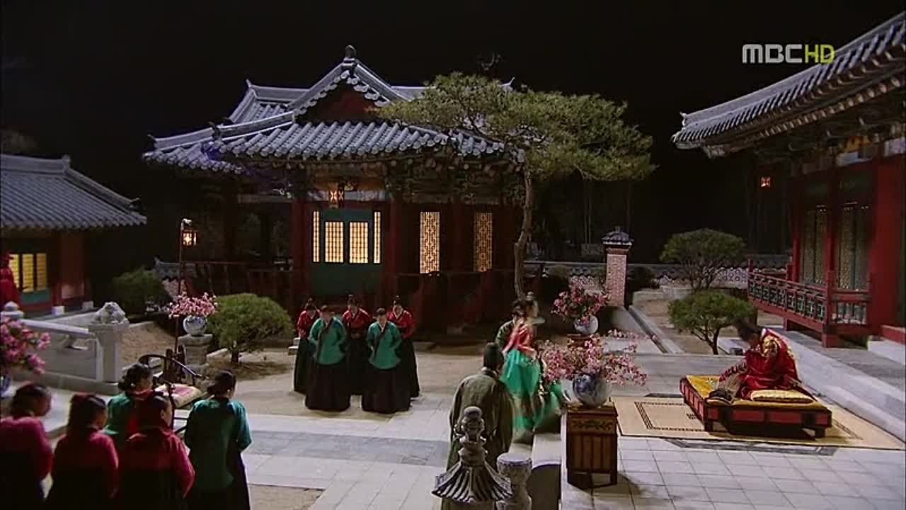 СОЛНЦЕ В ОБЪЯТИЯХ ЛУНЫ [2012] / THE MOON THAT EMBRACES THE SUN