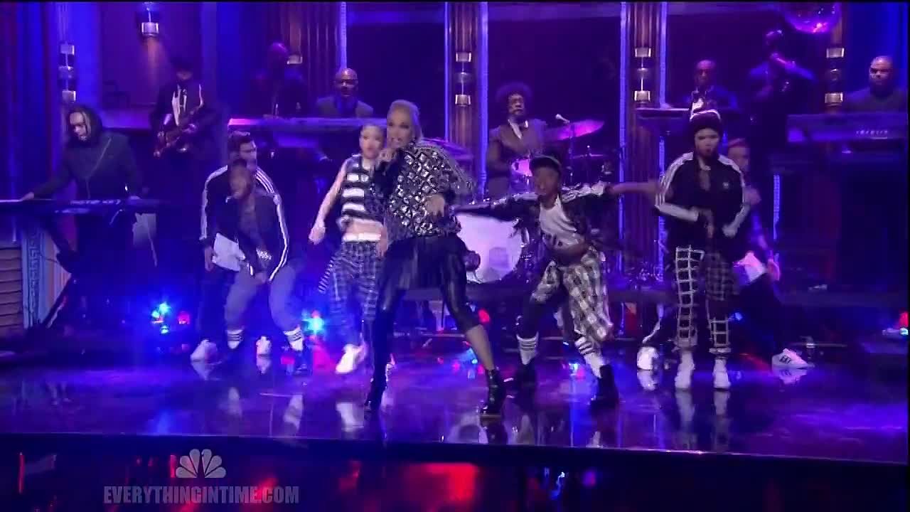 GWEN STEFANI LIVE