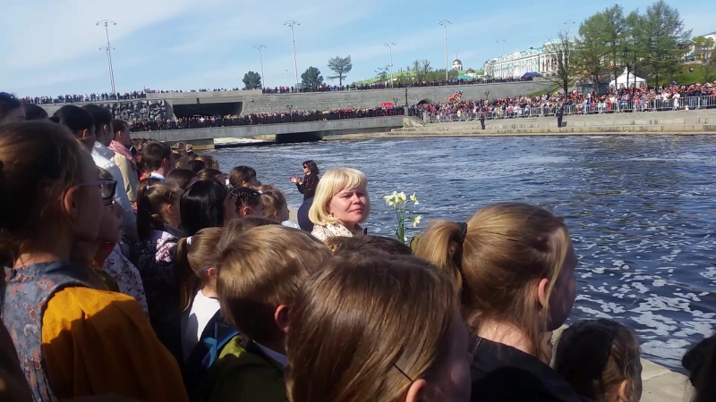 Выступление городского сводного хора на Екатеринбургской Плотинке в День Победы 2016