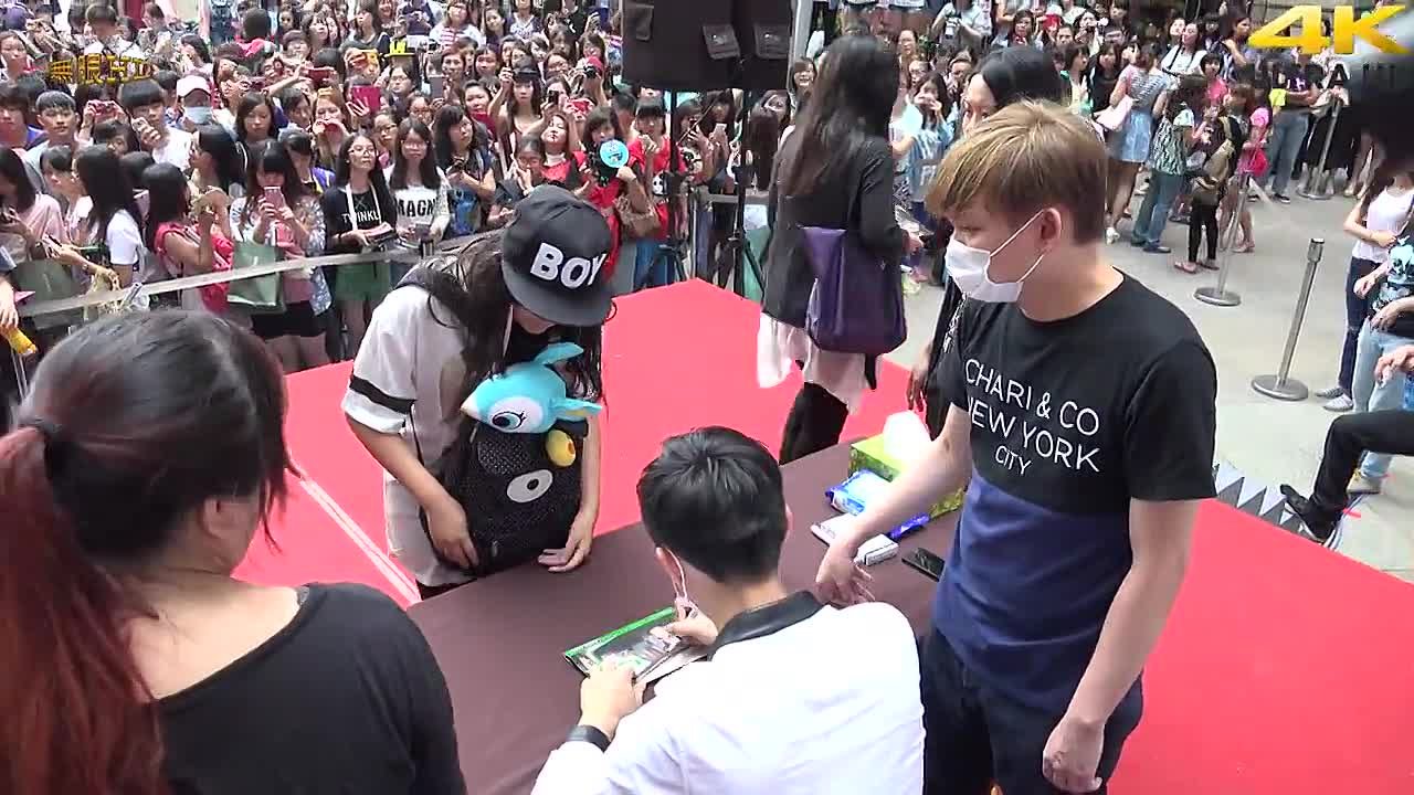 20141004 Aaron at "The Aaron Time" DVD Fansign in Kaoshiung