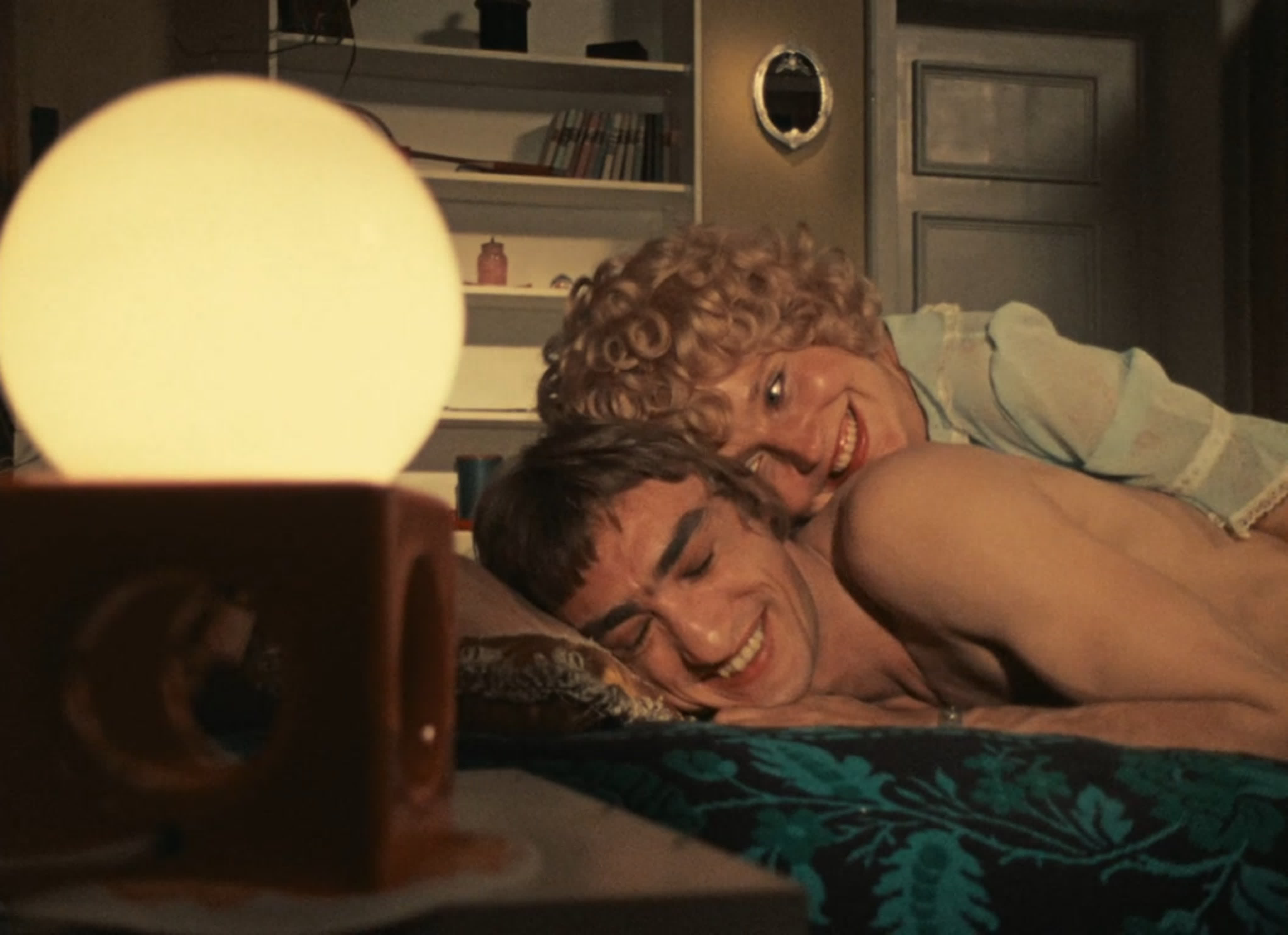 OITO HORAS NÃO SÃO UM DIA (R. W. FASSBINDER, 1973)