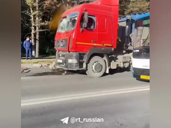 Грузовик протаранил пассажирский автобус с людьми около остановки в Ульяновске