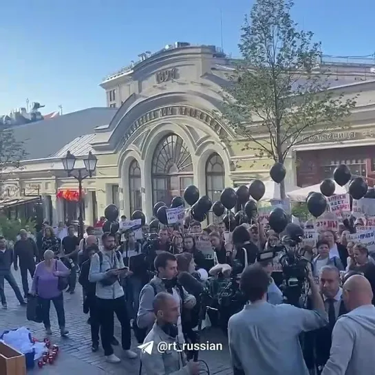 У молдавского посольства в Москве представители диаспоры вышли на протест