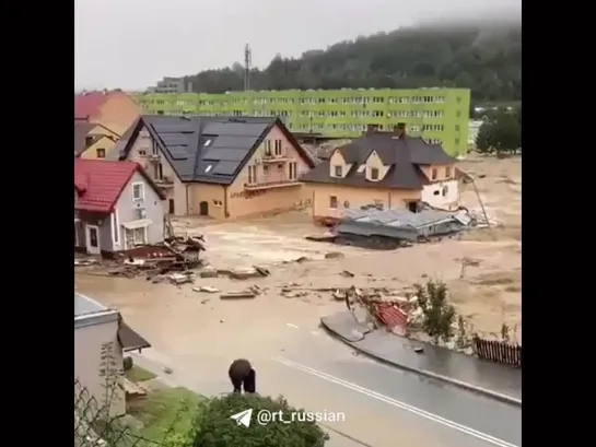 В Польше из-за наводнения потоки воды сносят машины и даже дома