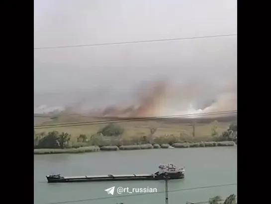 Сильный пожар в Аксае Ростовской области: из-за ветра огонь перекинулся со склада на частные дома