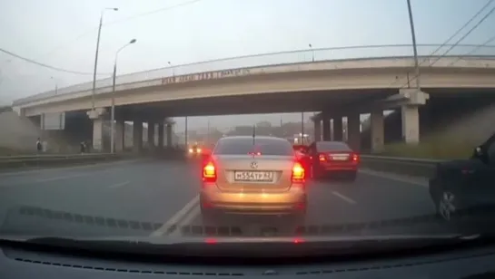 🚕 В Рязани таксист пролетел по встречке 

В Рязани сняли на видео такси, которое пролетело на огромной скорости по встречной пол