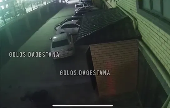 Видео момента убийства спортсмена Магомедрасула Мутаева в его дворе.

2 раза в голову 
1 раз в шею 
1 раз в живот 
И 2 раза в но