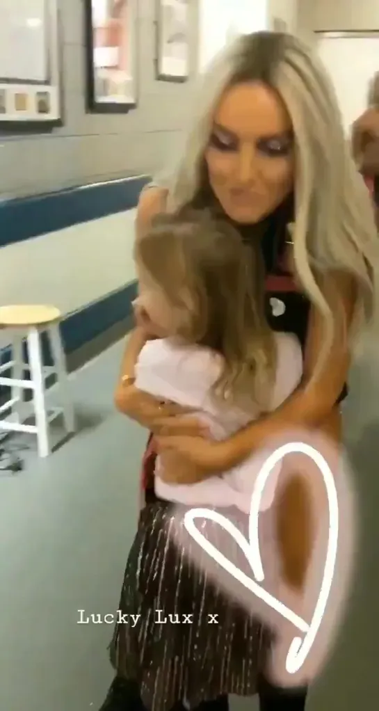 Perrie ayer en backstage junto a la pequeña Lux♥️