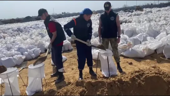 Добровольцы ВСКС помогают в зонах, которые находятся под угрозой паводка на Урале