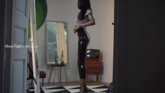 Vivien in latex leggings