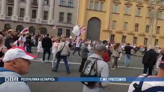 протестующие одолели группу титушек, подъехавших на милицейском микроавтобусе.