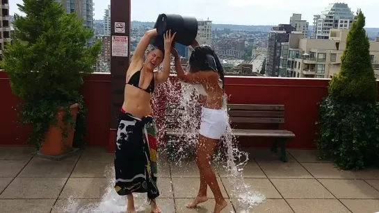 Мэдхен Эмик и ее дочь Мина участвуют во флеш-мобе #ALSIceBucketChallenge