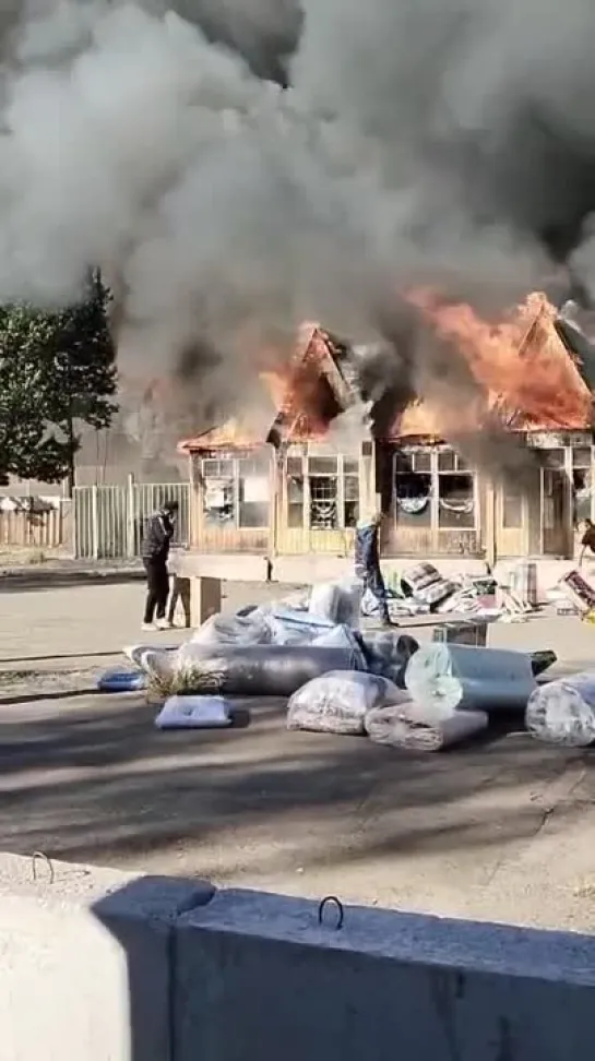 Торговые ряды у железнодорожной станции загорелись в подмосковном Подольске