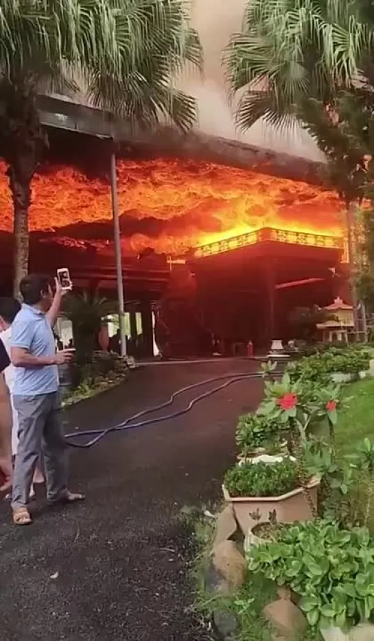 Необычный пожар вспыхнул в результате тайфуна Яги в столице Вьетнама Ханое