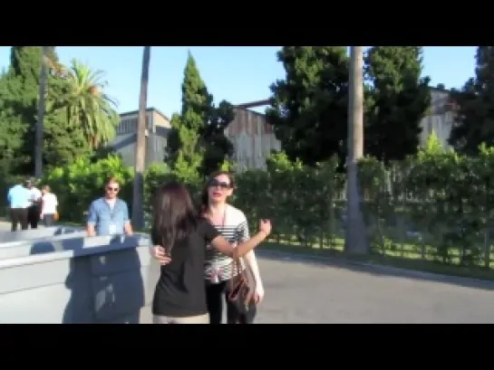 Rose McGowan receives a tote bag (19.08.2012)