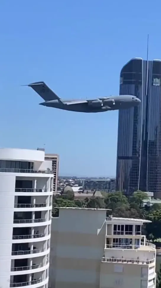 C-17 между небоскрёбов😮