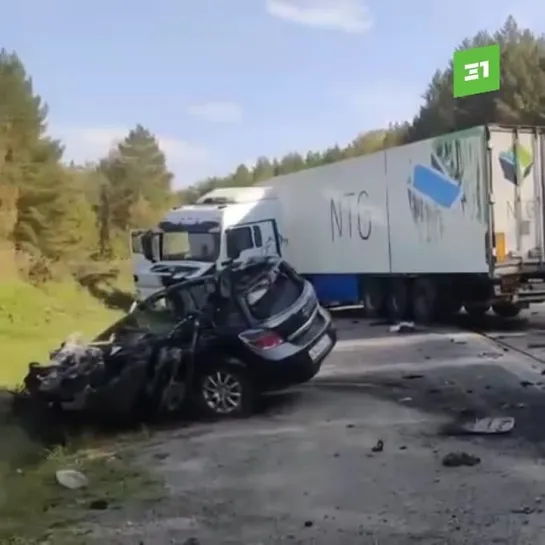 Столкновение легковушки и грузовика попало на видео. МОМЕНТ АВАРИИ