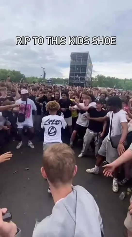 Фанат Destroy Lonely попрощался со своим кроссовком 🤣

Трек: Bane

HIP-HOP CONCERTS.