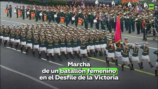 Mujeres militares desfilan por la Plaza Roja en el Día de la Victoria