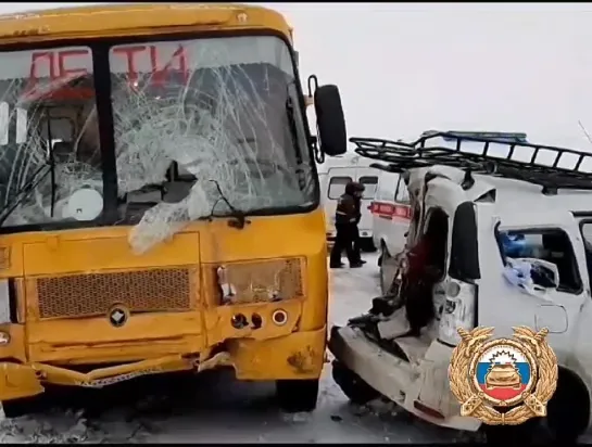 Водитель «Лады» на летней резине врезался в автобус со школьниками