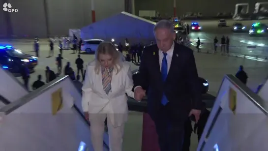 El Primer Ministro Benjamín Netanyahu y su esposa Sara Netanyahu cuando parten, temprano en la mañana, hacia Nueva York