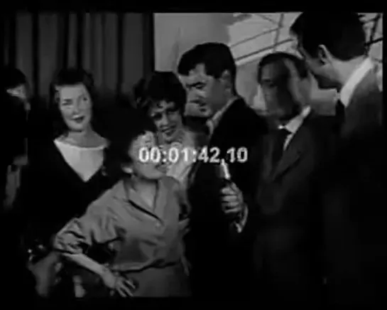 Edith Piaf Revient Des USA 1959 (reportage) [GEEoEgnoxSY]