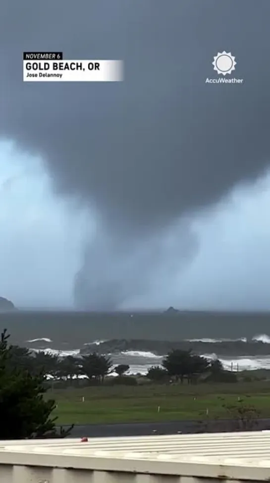 Водяной смерч у побережья города Голд-Бич в штате Орегон. США, 6 ноября 2023 года.