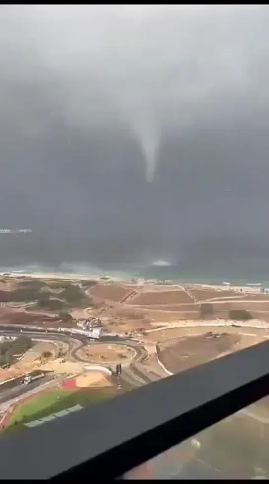 Водяной смерч у побережья города Тель-Авива в Израиле. 14 октября 2023 года.