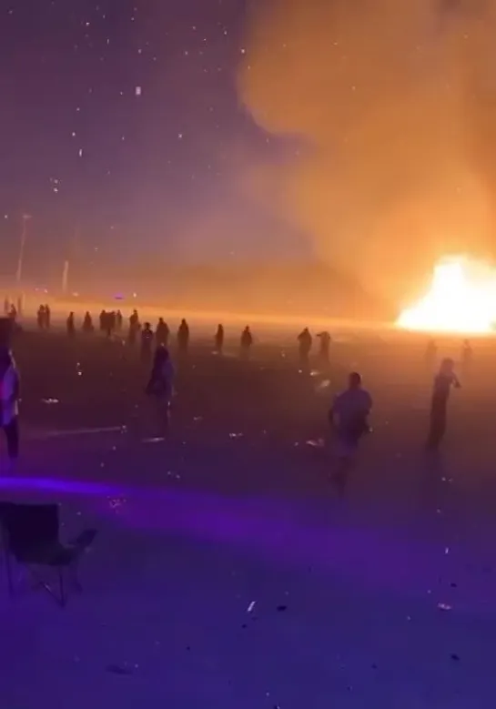 Огненный смерч на фестивале Burning man в пустыне.