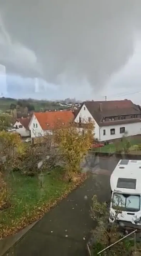 Торнадо в окрестностях города Уреxвеилер в Германии. Повреждено более 50 домов. 17 ноября 2022 года.