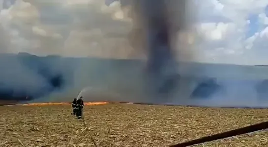 Огненный вихрь в муниципалитете Оризонтина, штат Риу-Гранди-ду-Сул, Бразилия. 24.01.2022.