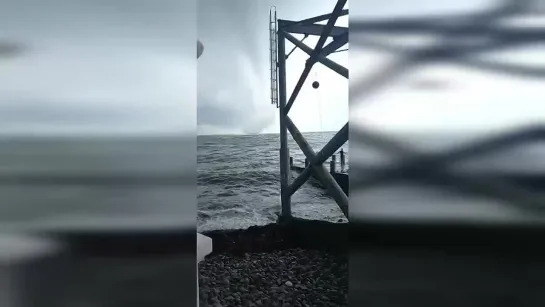 Водяной смерч вышел на берег в Широкой Балке, Краснодарский край, Россия 08.08.2021.