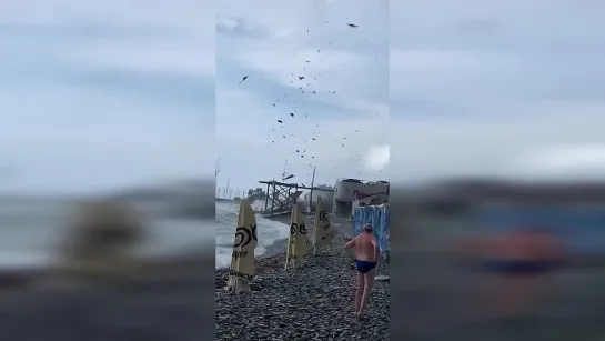 Водяной смерч вышел на берег в Широкой Балке, Краснодарский край, Россия 08.08.2021.