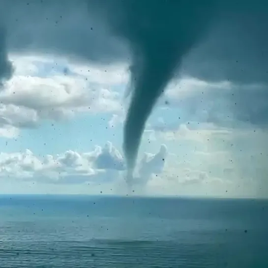 Водяной смерч у побережья посëлка Дагомыс в  Сочи, Россия 🌪🇷🇺. 

23.07.2021.