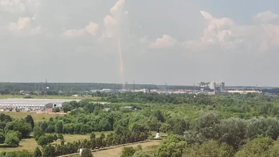 Пыльный вихрь в Мытищах, Московская область, Россия 🇷🇺🌪. 

15.07.2021