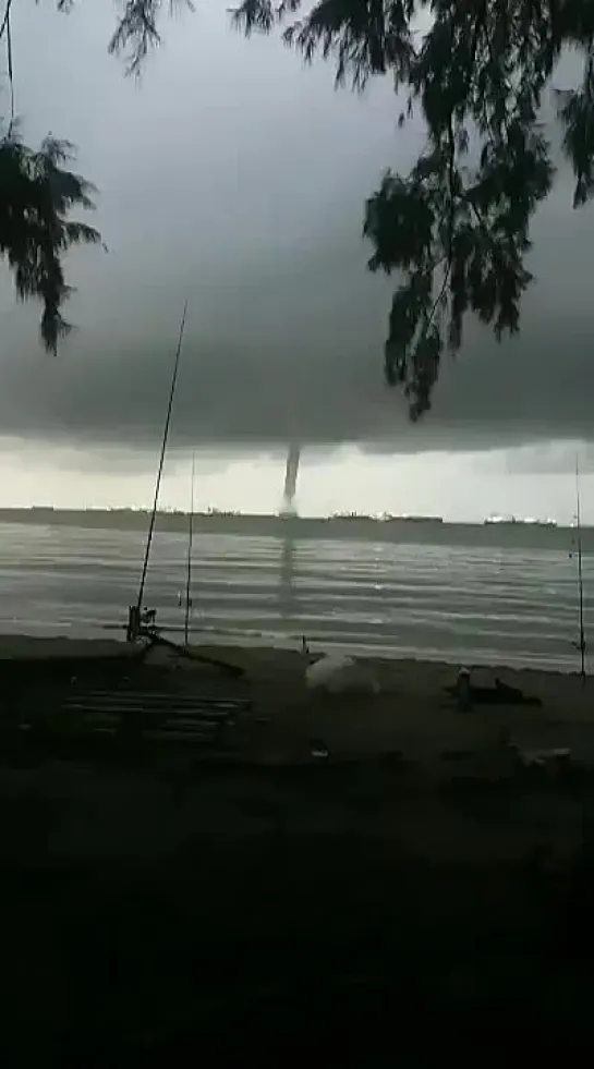 Водяной смерч у побережья Сингапура 10.07.2021