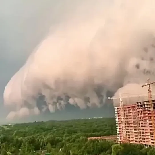 Массивный шкваловый ворот над Львовом, Украина  17.08.2021.