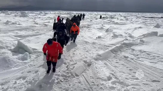 На Сахалине 82 рыбака унесло в море на отколовшейся льдине. 18 февраля 2024 года.