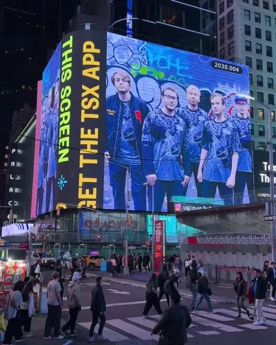 BB Team на огромном экране на Times Square