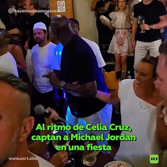 La estrella de básquetbol Michael Jordan fue captado bailando al ritmo de Celia Cruz