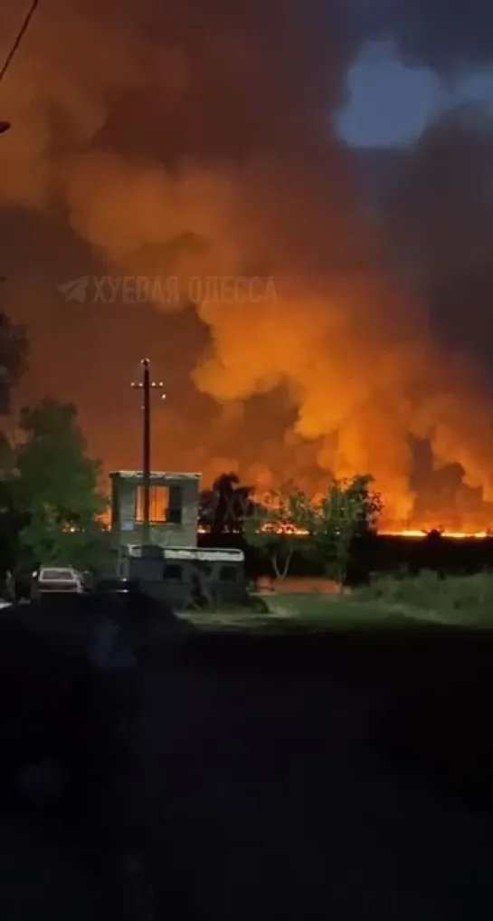 Огромный пожар на КПП «Паланка» между Украиной и Молдавией в Одесской области.