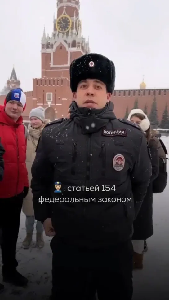 В Москве на Красной площади задержали двух девушек, которые устроили фотосессию с красной икрой