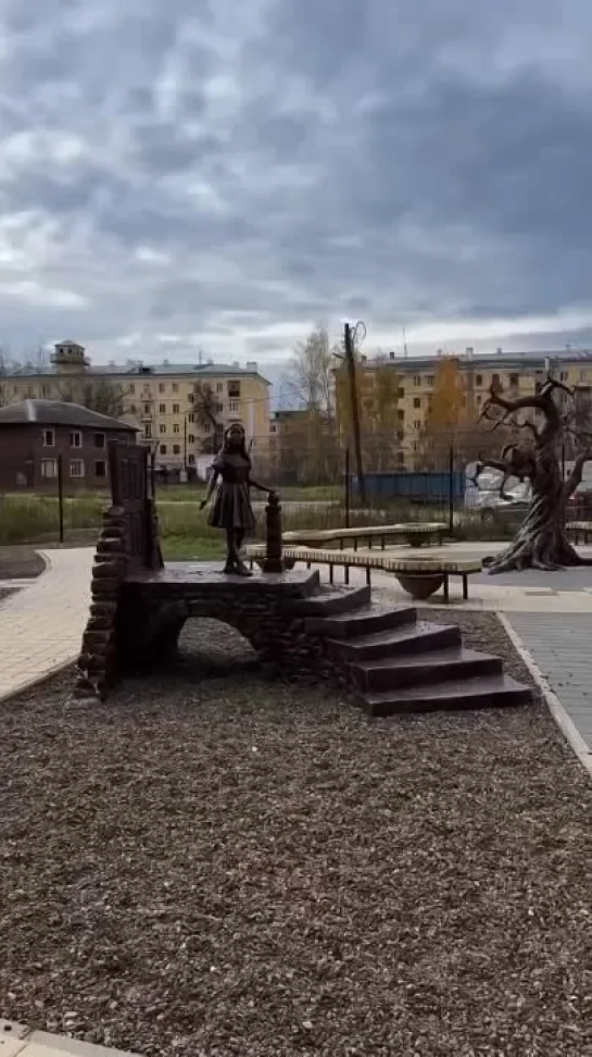 Rusia, Nizhni Nóvgorod. Escultura "Alicia en el País de las Maravillas"