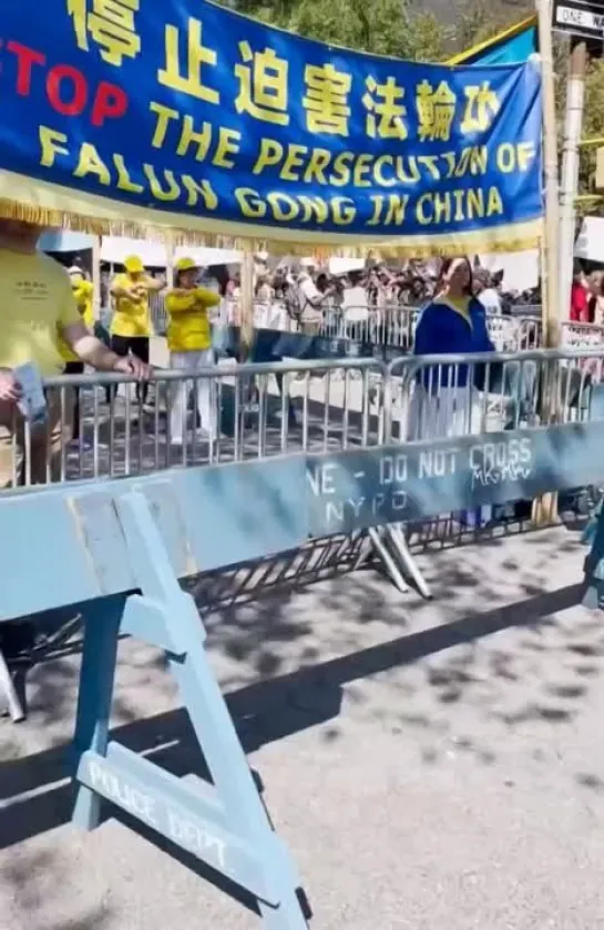 En Nueva York, cerca del edificio de la ONU, tuvo lugar una protesta antiucraniana. "No hay dinero para el dictador", se lee en