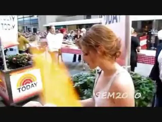 Кристен Стюарт раздает автографы фанатам после The Today Show in NYC