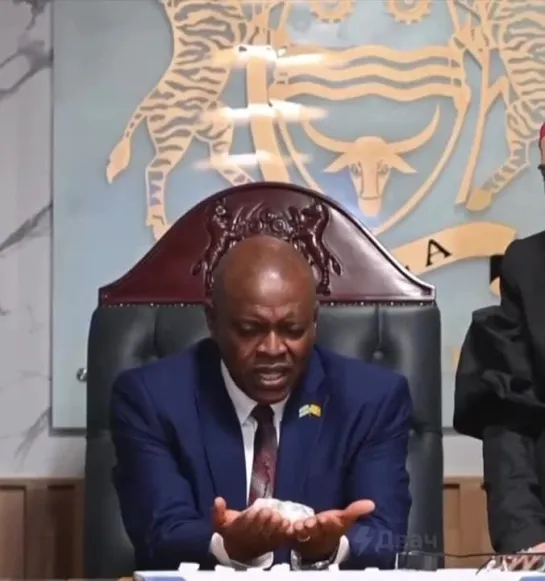 The Internet is discussing the reaction of Botswana President Mokgweetsi Masisi to seeing a half-kilogram diamond found in the c