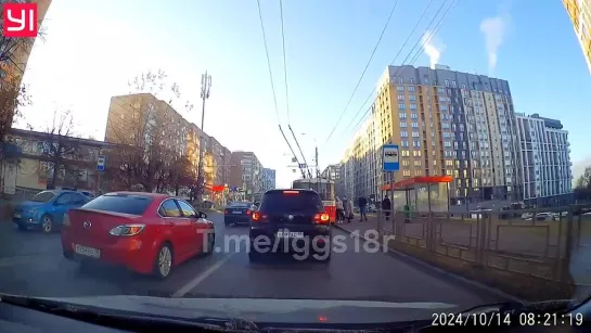 14.10.2024 Момент утреннего ДТП на ул. Максима Горького, перед перекрёстком с пер. Широкий (Ижевск)