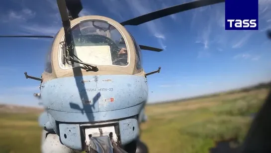 ▶️ Un helicóptero ruso Mi-35m destruyó vehículos blindados camuflados de las FF.AA. de Ucrania en una zona fronteriza de la regi