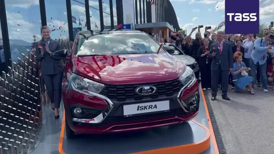 La empresa automotriz rusa AvtoVAZ presentó por primera vez en el SPIEF su nuevo modelo Lada Iskra, informó nuestra corresponsal