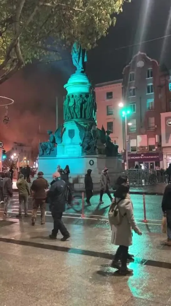 ⭐️Manifestantes en Dublín🇮🇪 prendieron fuego a hoteles donde las autoridades alojan a los inmigrantes que llegan